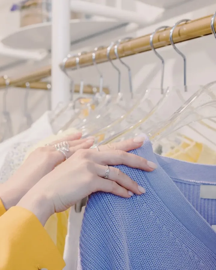 Áo khoác treo tại tiệm