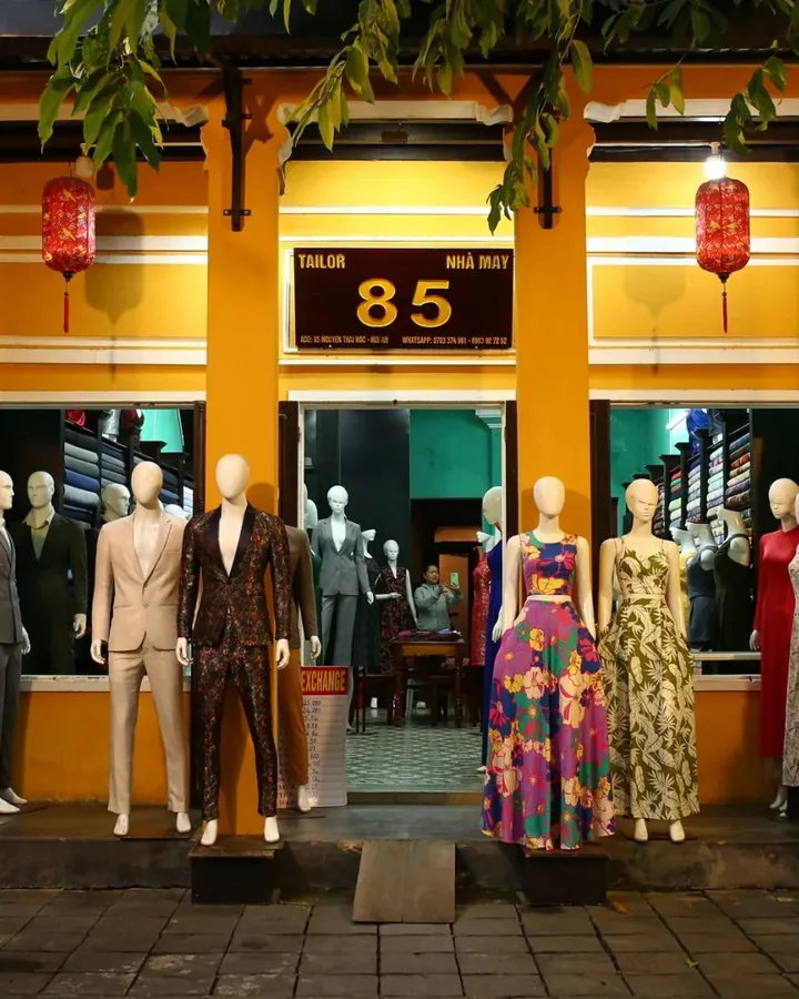 Khách mặc áo dài may đo